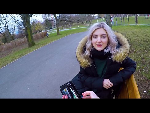 ❤️ Gleypir heitt ásamt ókunnugra fyrir peninga - blástur í garðinum eftir Evu Elfie Gæðaklám á is.pornfuror.ru ❌️❤